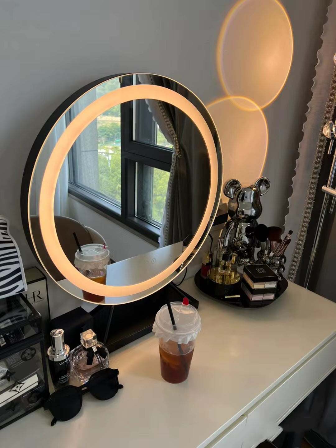 LED Lighted Circle Mirror round Tabletop/Desk Mirror 3 Color Dimmable Lighting Modes Make up Mirrors